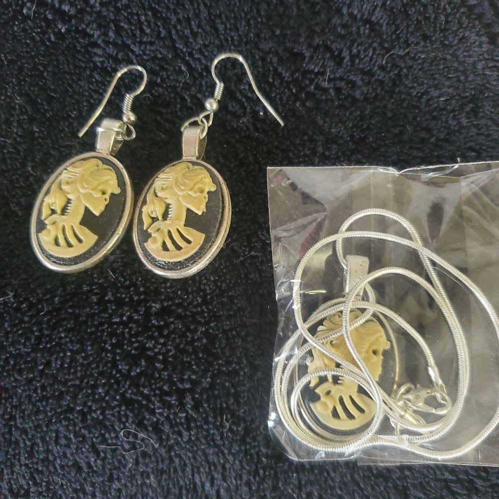 Skull necklace and earring set